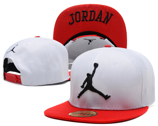 Les casquettes air Jordan incarnent l’héritage de la légende Michael Jordan, offrant un mélange parfait entre performance et style urbain.