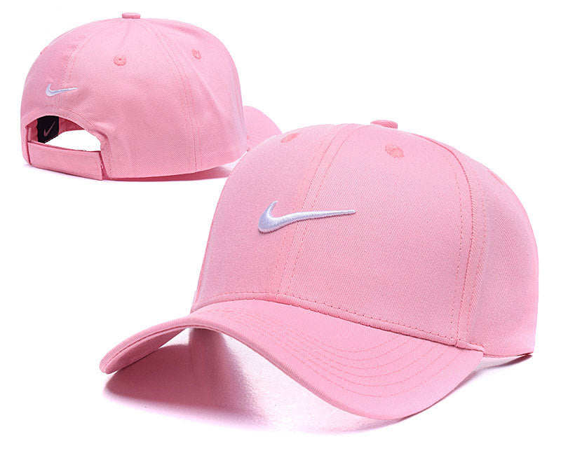 Les casquettes snapback Nike combinent parfaitement un design moderne et une fonctionnalité optimale, idéales pour un look sportif et urbain.
