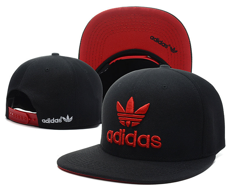 Les casquettes snapback adidas combinent parfaitement un design moderne et une fonctionnalité optimale, idéales pour un look sportif et urbain.