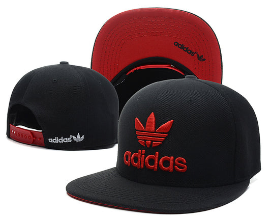 Les casquettes snapback adidas combinent parfaitement un design moderne et une fonctionnalité optimale, idéales pour un look sportif et urbain.