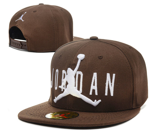 Les casquettes air Jordan incarnent l’héritage de la légende Michael Jordan, offrant un mélange parfait entre performance et style urbain.