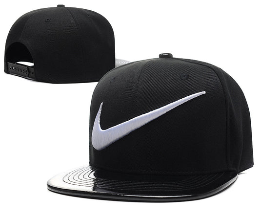 Les casquettes snapback Nike combinent parfaitement un design moderne et une fonctionnalité optimale, idéales pour un look sportif et urbain.