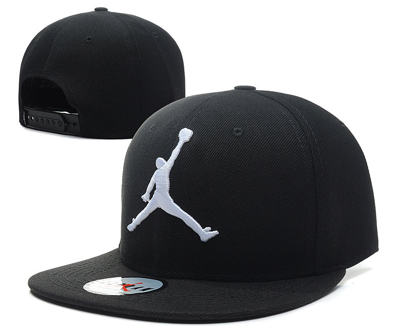 Les casquettes air Jordan incarnent l’héritage de la légende Michael Jordan, offrant un mélange parfait entre performance et style urbain.