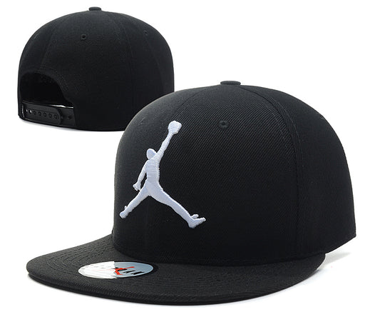 Les casquettes air Jordan incarnent l’héritage de la légende Michael Jordan, offrant un mélange parfait entre performance et style urbain.