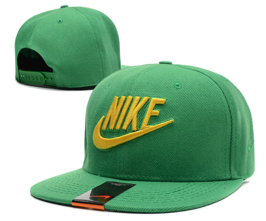 Les casquettes snapback Nike combinent parfaitement un design moderne et une fonctionnalité optimale, idéales pour un look sportif et urbain.