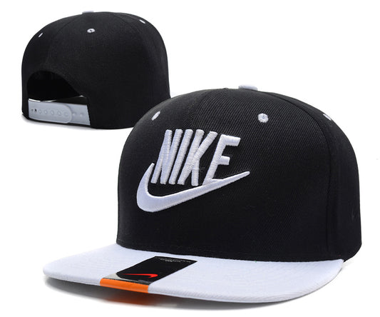 Les casquettes snapback Nike combinent parfaitement un design moderne et une fonctionnalité optimale, idéales pour un look sportif et urbain.