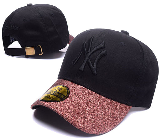 Les casquettes New Era unisexe sont une référence incontournable pour ceux qui recherchent un accessoire à la fois tendance et fonctionnel.