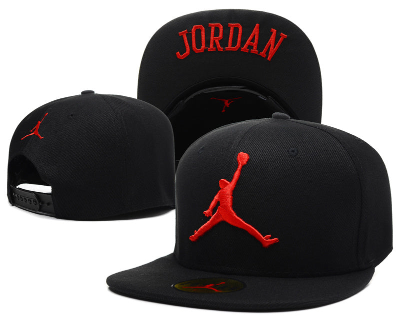 Les casquettes air Jordan incarnent l’héritage de la légende Michael Jordan, offrant un mélange parfait entre performance et style urbain.