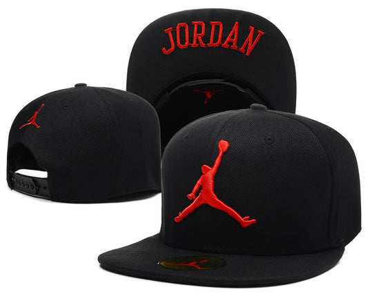 Les casquettes air Jordan incarnent l’héritage de la légende Michael Jordan, offrant un mélange parfait entre performance et style urbain.