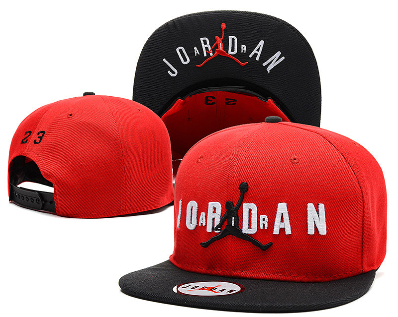Les casquettes air Jordan incarnent l’héritage de la légende Michael Jordan, offrant un mélange parfait entre performance et style urbain.