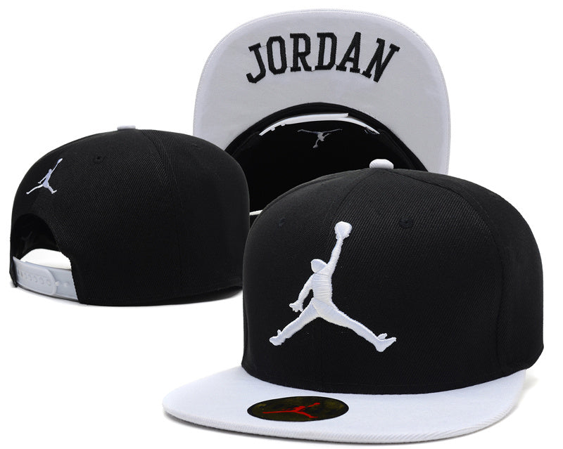 Les casquettes air Jordan incarnent l’héritage de la légende Michael Jordan, offrant un mélange parfait entre performance et style urbain.