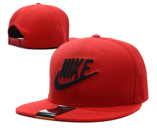Les casquettes snapback Nike combinent parfaitement un design moderne et une fonctionnalité optimale, idéales pour un look sportif et urbain.
