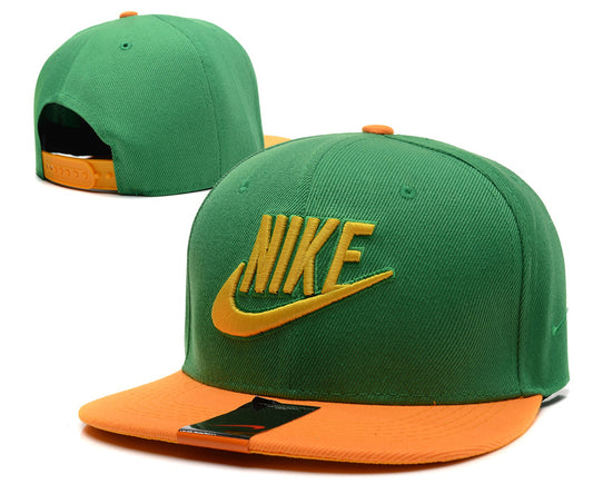 Les casquettes snapback Nike combinent parfaitement un design moderne et une fonctionnalité optimale, idéales pour un look sportif et urbain.