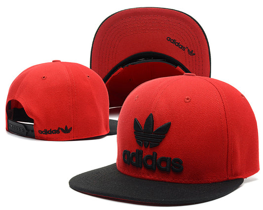 Les casquettes snapback adidas combinent parfaitement un design moderne et une fonctionnalité optimale, idéales pour un look sportif et urbain.