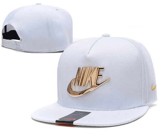 Les casquettes snapback Nike combinent parfaitement un design moderne et une fonctionnalité optimale, idéales pour un look sportif et urbain.