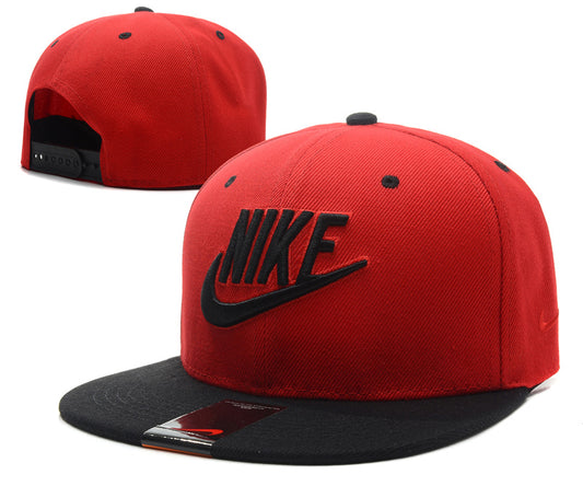 Les casquettes snapback Nike combinent parfaitement un design moderne et une fonctionnalité optimale, idéales pour un look sportif et urbain.