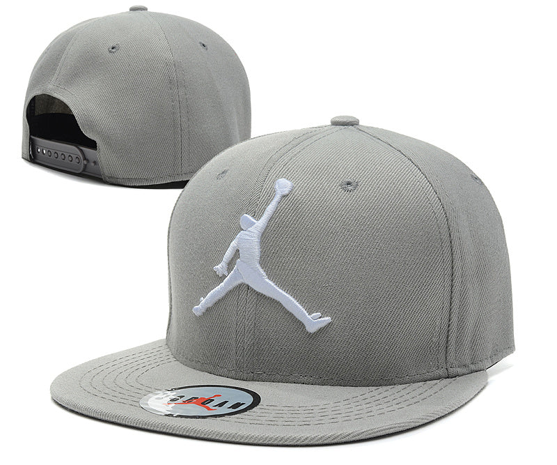 Les casquettes air Jordan incarnent l’héritage de la légende Michael Jordan, offrant un mélange parfait entre performance et style urbain.