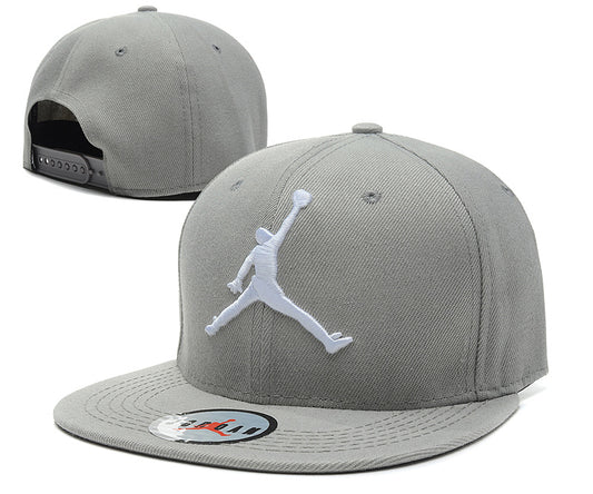 Les casquettes air Jordan incarnent l’héritage de la légende Michael Jordan, offrant un mélange parfait entre performance et style urbain.