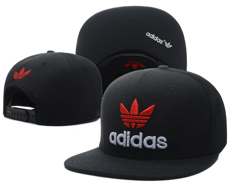 Les casquettes snapback adidas combinent parfaitement un design moderne et une fonctionnalité optimale, idéales pour un look sportif et urbain.