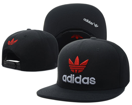 Les casquettes snapback adidas combinent parfaitement un design moderne et une fonctionnalité optimale, idéales pour un look sportif et urbain.