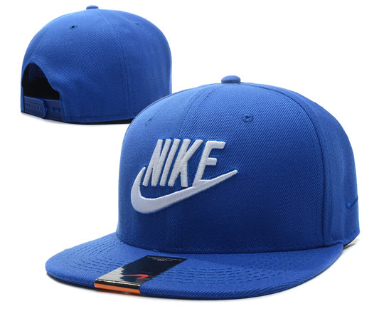 Les casquettes snapback Nike combinent parfaitement un design moderne et une fonctionnalité optimale, idéales pour un look sportif et urbain.