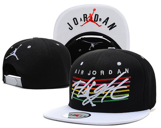 Les casquettes air Jordan incarnent l’héritage de la légende Michael Jordan, offrant un mélange parfait entre performance et style urbain.