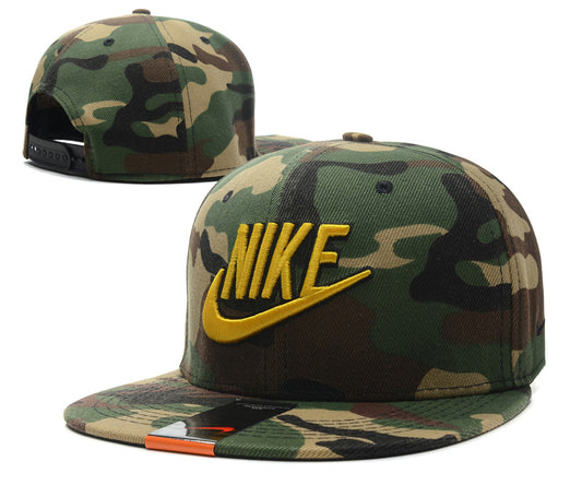 Les casquettes snapback Nike combinent parfaitement un design moderne et une fonctionnalité optimale, idéales pour un look sportif et urbain.