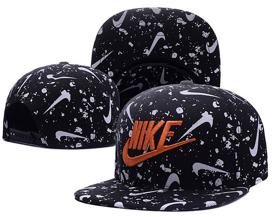 Les casquettes snapback Nike combinent parfaitement un design moderne et une fonctionnalité optimale, idéales pour un look sportif et urbain.