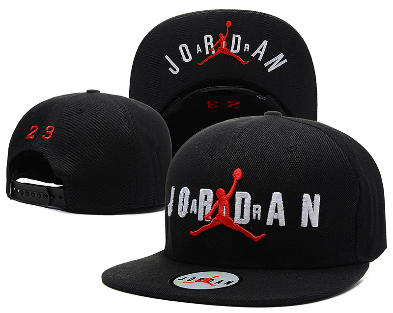 Les casquettes air Jordan incarnent l’héritage de la légende Michael Jordan, offrant un mélange parfait entre performance et style urbain.