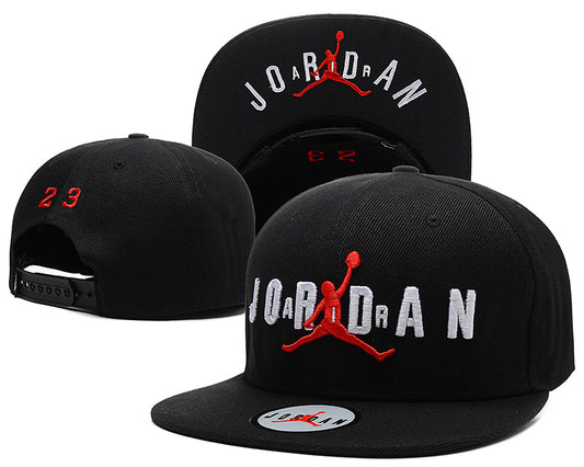 Les casquettes air Jordan incarnent l’héritage de la légende Michael Jordan, offrant un mélange parfait entre performance et style urbain.