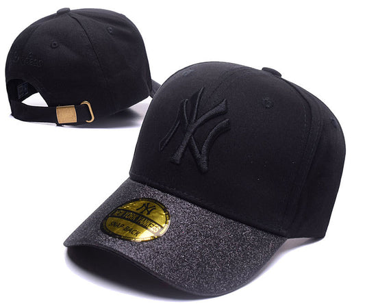 Les casquettes New Era unisexe sont une référence incontournable pour ceux qui recherchent un accessoire à la fois tendance et fonctionnel.