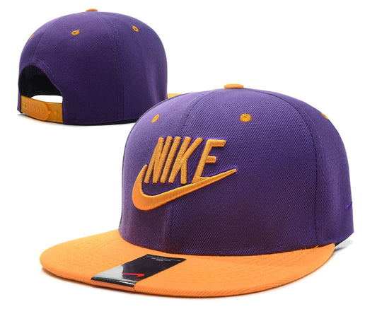 Les casquettes snapback Nike combinent parfaitement un design moderne et une fonctionnalité optimale, idéales pour un look sportif et urbain.