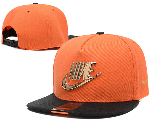 Les casquettes snapback Nike combinent parfaitement un design moderne et une fonctionnalité optimale, idéales pour un look sportif et urbain.