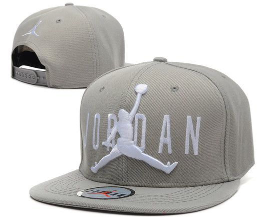 Les casquettes air Jordan incarnent l’héritage de la légende Michael Jordan, offrant un mélange parfait entre performance et style urbain.