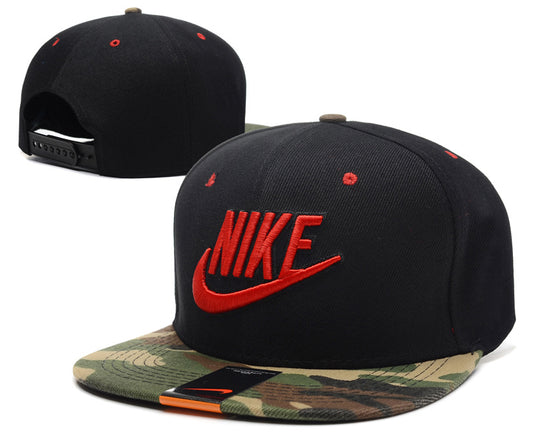 Les casquettes snapback Nike combinent parfaitement un design moderne et une fonctionnalité optimale, idéales pour un look sportif et urbain.