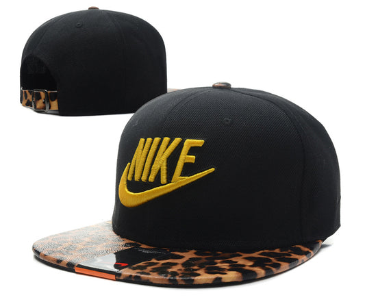 Les casquettes snapback Nike combinent parfaitement un design moderne et une fonctionnalité optimale, idéales pour un look sportif et urbain.