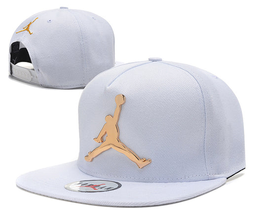Les casquettes air Jordan incarnent l’héritage de la légende Michael Jordan, offrant un mélange parfait entre performance et style urbain.