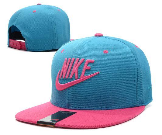 Les casquettes snapback Nike combinent parfaitement un design moderne et une fonctionnalité optimale, idéales pour un look sportif et urbain.