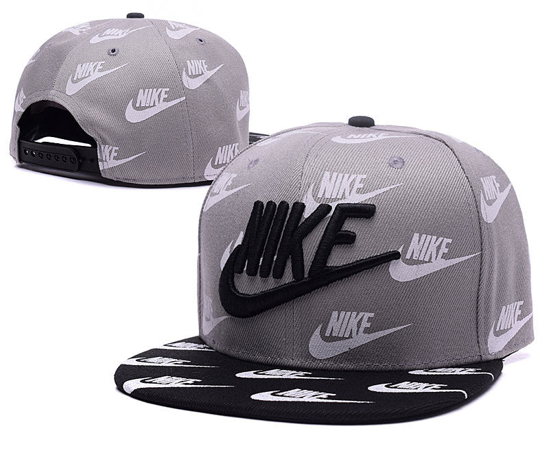 Les casquettes snapback Nike combinent parfaitement un design moderne et une fonctionnalité optimale, idéales pour un look sportif et urbain.