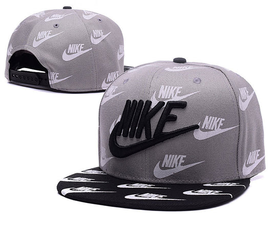 Les casquettes snapback Nike combinent parfaitement un design moderne et une fonctionnalité optimale, idéales pour un look sportif et urbain.