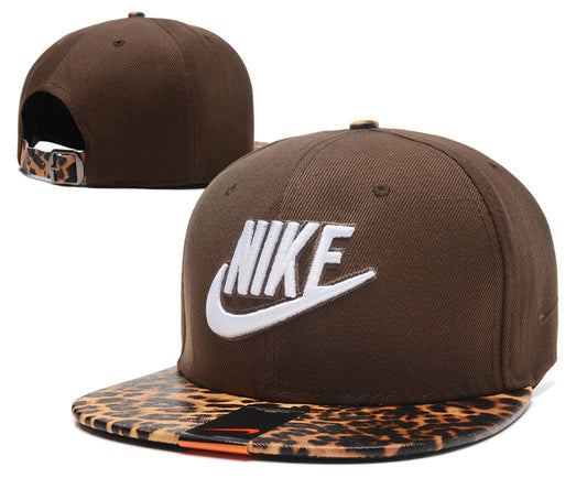 Les casquettes snapback Nike combinent parfaitement un design moderne et une fonctionnalité optimale, idéales pour un look sportif et urbain.