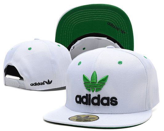Les casquettes snapback adidas combinent parfaitement un design moderne et une fonctionnalité optimale, idéales pour un look sportif et urbain.