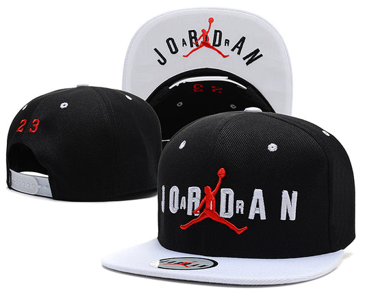 Les casquettes air Jordan incarnent l’héritage de la légende Michael Jordan, offrant un mélange parfait entre performance et style urbain.
