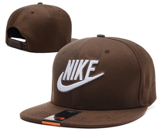 Les casquettes snapback Nike combinent parfaitement un design moderne et une fonctionnalité optimale, idéales pour un look sportif et urbain.