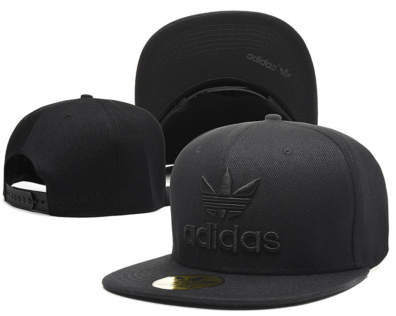 Les casquettes snapback adidas combinent parfaitement un design moderne et une fonctionnalité optimale, idéales pour un look sportif et urbain.