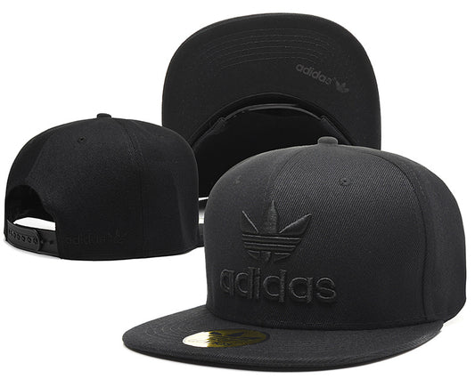 Les casquettes snapback adidas combinent parfaitement un design moderne et une fonctionnalité optimale, idéales pour un look sportif et urbain.