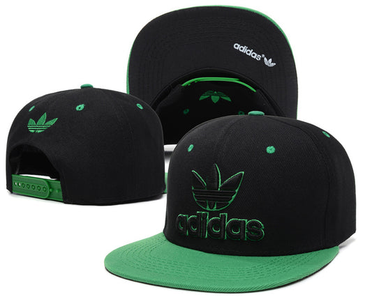 Les casquettes snapback adidas combinent parfaitement un design moderne et une fonctionnalité optimale, idéales pour un look sportif et urbain.