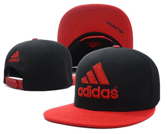 Les casquettes snapback adidas combinent parfaitement un design moderne et une fonctionnalité optimale, idéales pour un look sportif et urbain.