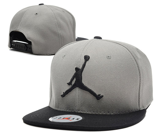 Les casquettes air Jordan incarnent l’héritage de la légende Michael Jordan, offrant un mélange parfait entre performance et style urbain.