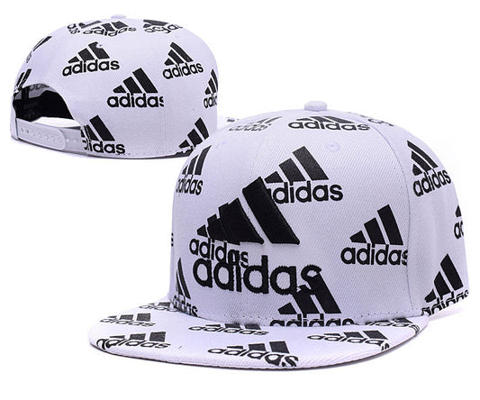 Les casquettes snapback adidas combinent parfaitement un design moderne et une fonctionnalité optimale, idéales pour un look sportif et urbain.